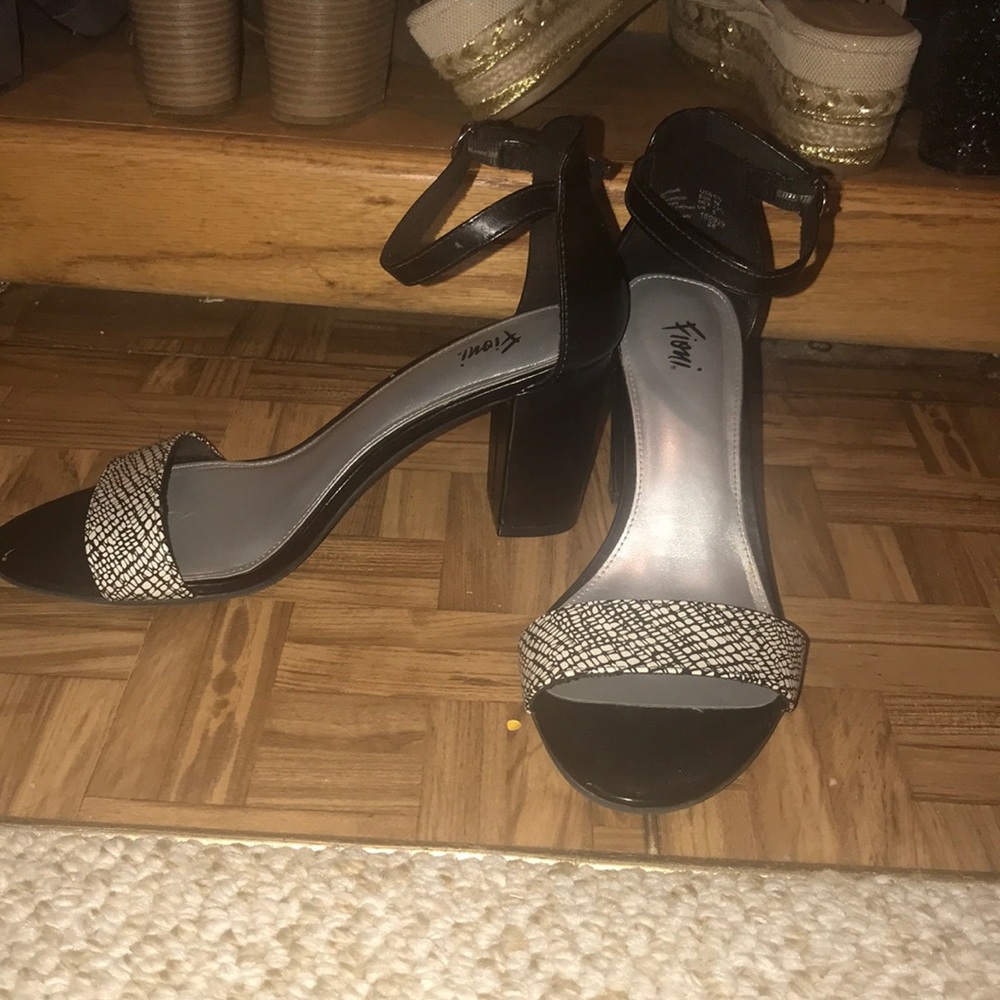 I am selling heels.
